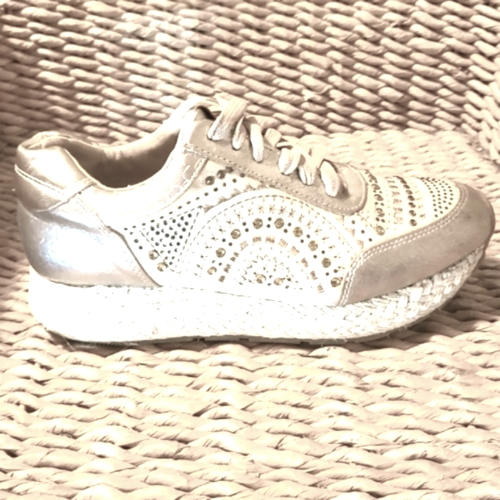 NEW.Amor Amore  amazing design/gold color shoes